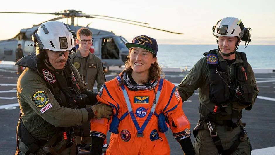 Upper Body Workout Plan for Small Spaces That Actually Sticks